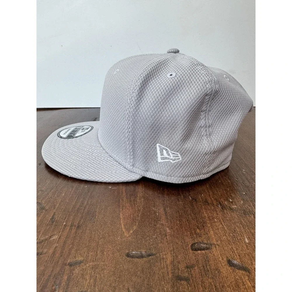 New Era 9FIFTY Hat Cap Snap Back Gray Mesh Logo One Size Fits Most Mens